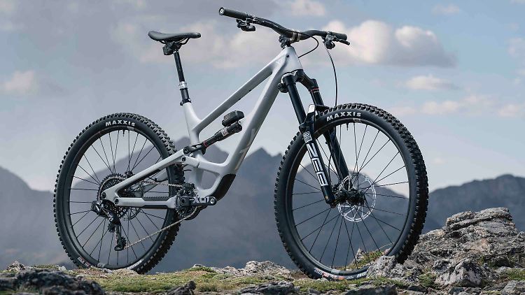 Knapp 9000 Euro kostet die Carbon-Enduro Capra Uncaged 6 mit der Flight-Attendant-Technik.