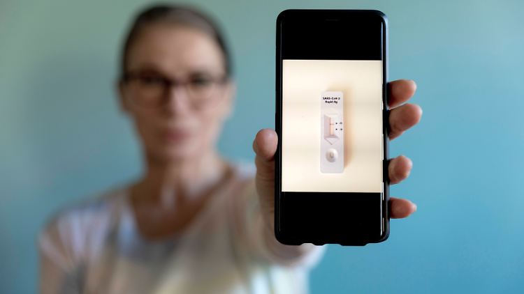 Das Bundesministerium für Gesundheit (BMG) sieht diese digitalen Testmöglichkeiten kritisch. 