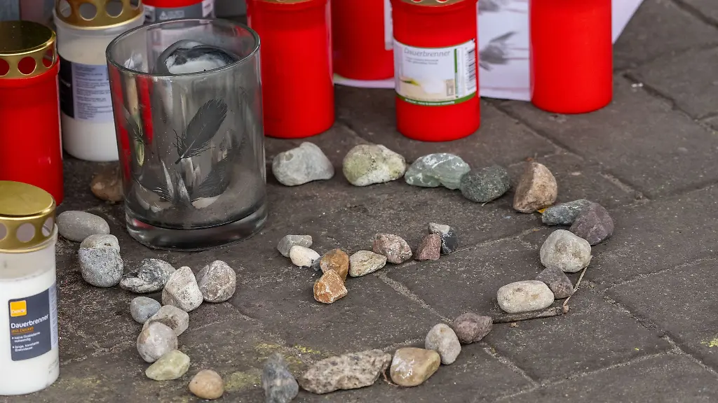 Ein-Trauerort-fuer-den-Ende-September-nach-Drogenkonsum-in-Zingst-gestorbenen-15-Jaehrigen