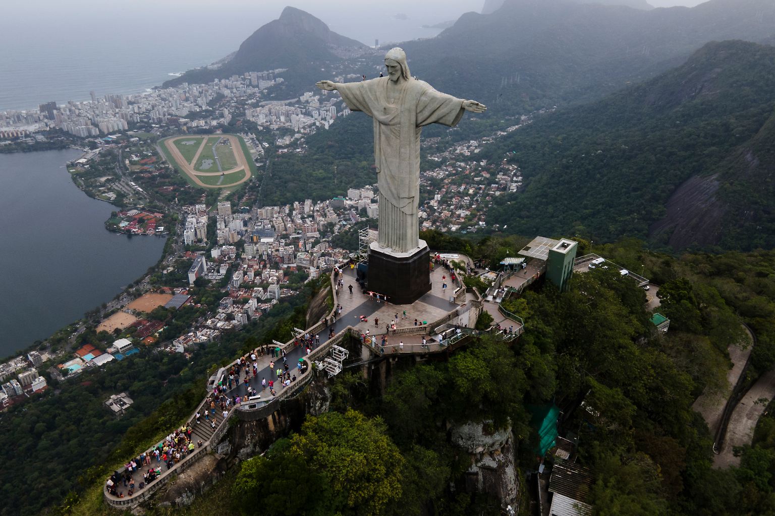 In neuer alter Pracht thront die Christusstatue auf dem Gipfel des Corcovado über Rio de Janeiro. Vor 90 Jahren, am 12. Oktober 1931, wurde die Statue eingeweiht.

