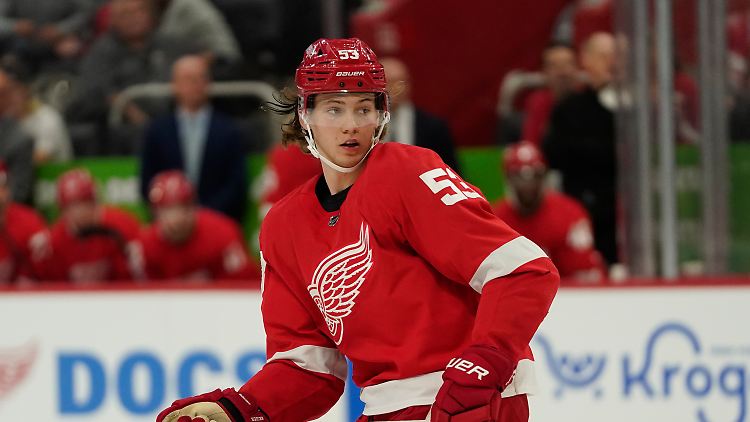 Moritz Seider steht im legendären Jersey der Detroit Red Wings vor einer großen Karriere. 