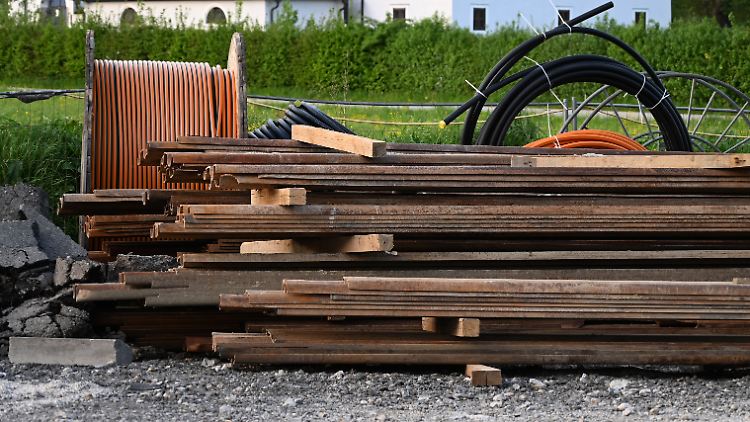 Jedes fünfte Unternehmen der Bauindustrie ist der Umfrage zufolge gezwungen, Kunden abzuweisen.