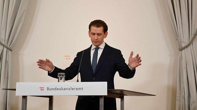 Es soll ein Tritt zur Seite sein, kein Rücktritt: Kurz am Samstagabend im Kanzleramt.