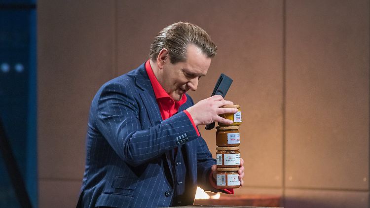 Ralf Dümmel und ganz viel Currywurst im Glas.