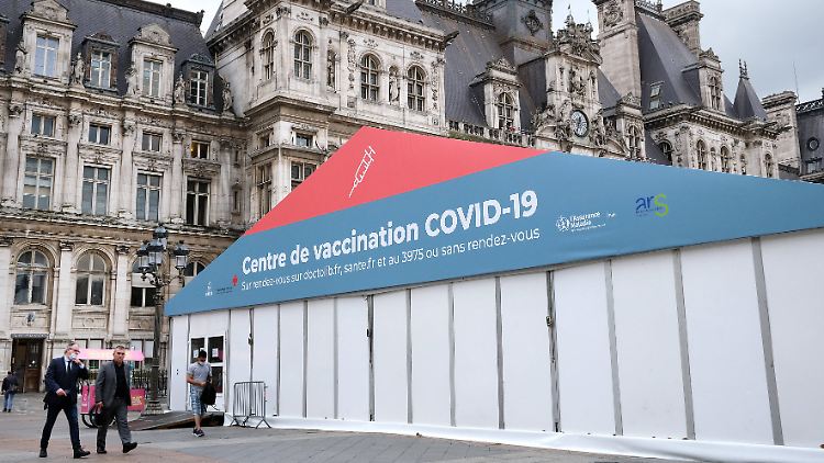 Impfzentrum vor dem Pariser Rathaus: Laut einer umfangreichen französischen Studie schützen Corona-Impfungen sehr effektiv vor schweren Krankheitsverläufen.