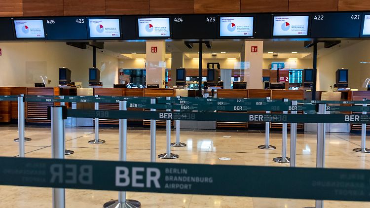 An den Anblick leerer Check-in Schalter werden sich Flugreisende vorerst gewöhnen müssen. 
