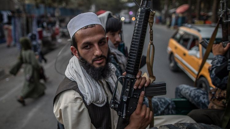 Die Taliban patrouillieren auf Afghanistans Straßen, um für Sicherheit zu sorgen.