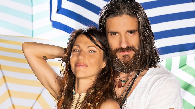 Versprühen viel Liebe und positive Energie im Sommerhaus: Schauspielerin Jana Pallaske und ihr Partner Sascha Girndt.