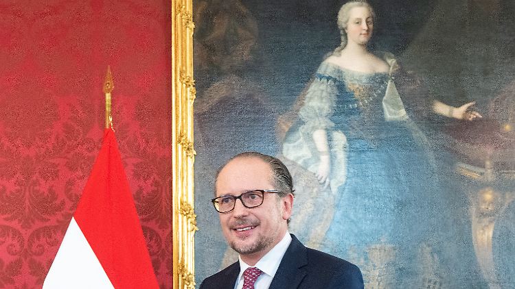Schallenbergs Ahnen dienten schon Maria Theresia, die bei seiner Vereidigung über die Schulter des neuen Kanzlers schaute.
