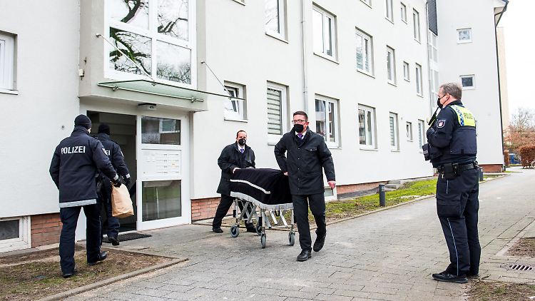 Bestatter transportieren im Februar 2021 im Hamburger Stadtteil Bramfeld einen Sarg aus einem Mehrfamilienhaus ab.