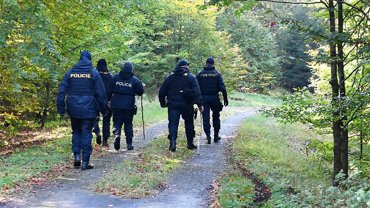 Mehrere Hundert Einsatzkräfte sind vor Ort.