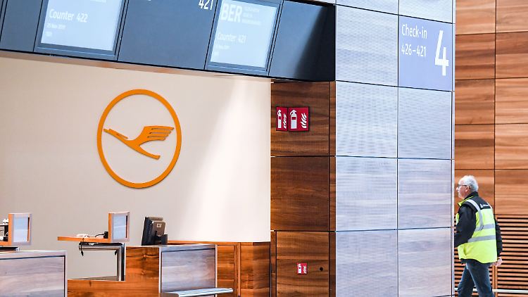 Lufthansa-Passagiere sollten sich auf mehrere Stunden Wartezeit am Berliner Flughafen einstellen. 