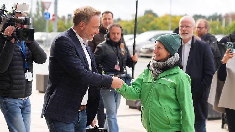 Auch Christian Lindner nimmt einen Greenpeace-Riegel.