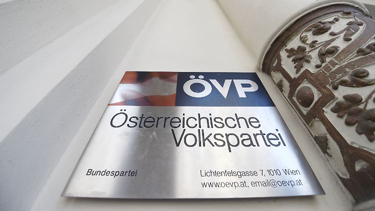 Die Österreichische Volkspartei wird verdächtigt, Umfragen in einer Tageszeitung gefälscht zu haben.
