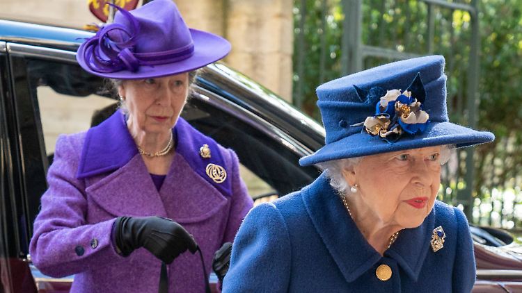 Die Queen war mit ihrer Tochter Anne unterwegs.