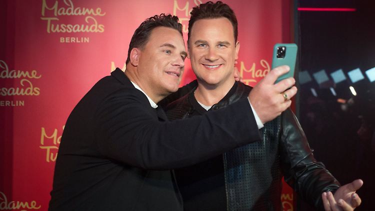 Guido Maria Kretschmer (l.) macht ein Selfie mit Guido Maria Kretschmer.