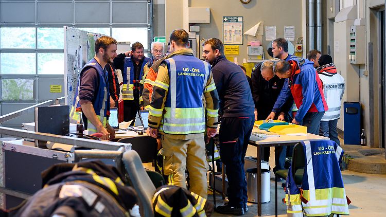 Julias Familie und 1200 Retter atmen auf: Die Achtjährige lebt.