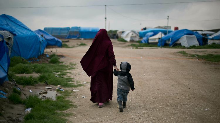 Frauen, die für den Islamischen Staat nach Syrien und den Irak gekommen sind, erziehen ihre Kinder im Sinne der IS-Ideologie.