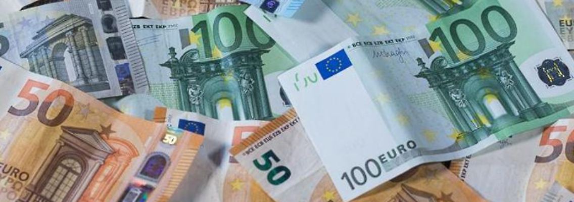 Zu sehen sind Euro-Geldscheine mit unterschiedlichen Werten. Foto: Jens Büttner/dpa-Zentralbild/dpa