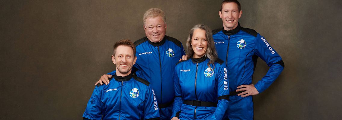 Heute wagen sie es: William Shatner (2.v.l.) mit seinen Raumkapsel-Mitfliegern Audrey Powers, Chris Boshuizen und Glen de Vries.
