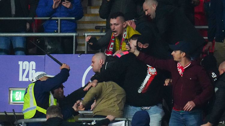 Im Block kämpften Schlagstöcke gegen Fäuste. Auch Fans der polnischen Mannschaft waren im Stadion. 