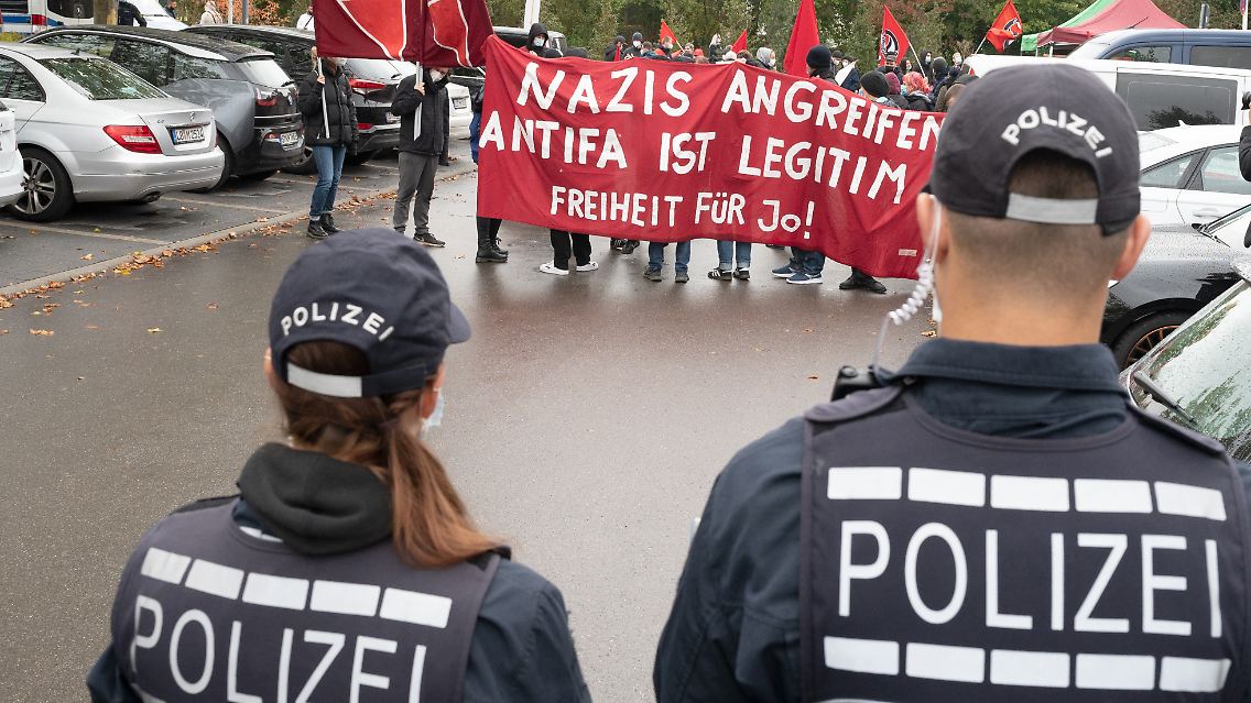 Sympathisanten demonstrieren vor der Urteilsverkündung mit Fahnen und Transparenten für die Freilassung der Angeklagten.