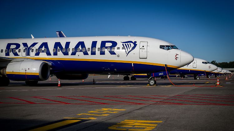 Die irische Billigfluggesellschaft Ryanair streitet sich mit einigen Hundert Kunden um die Kosten für nicht angetretene Flüge.
