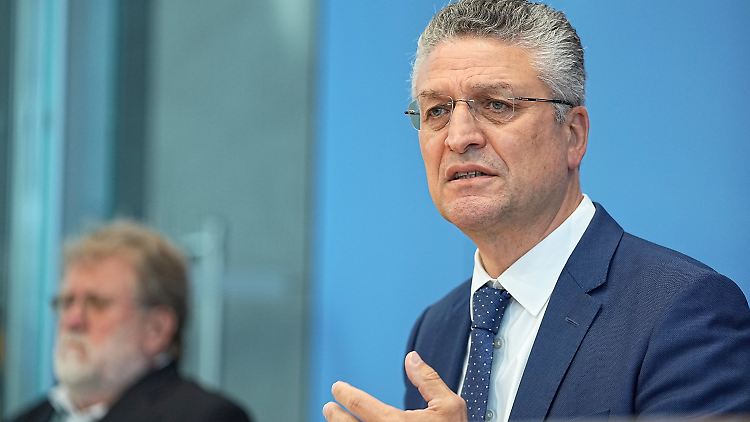 RKI-Chef Lothar Wieler weist die Verantwortung für neu berechnete Impfzahlen zurück.
