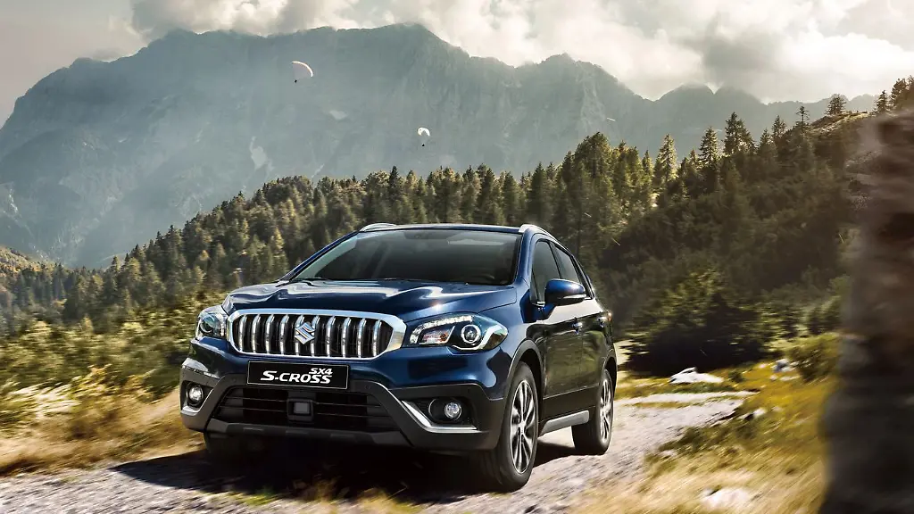 Rustikaler-Auftritt-in-rustikalen-Gefilden-Der-kleine-Suzuki-faehrt-optisch-kernig-vor