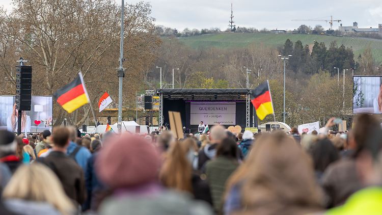 Die Täter waren in einer großen Gruppe Vermummter unterwegs. 