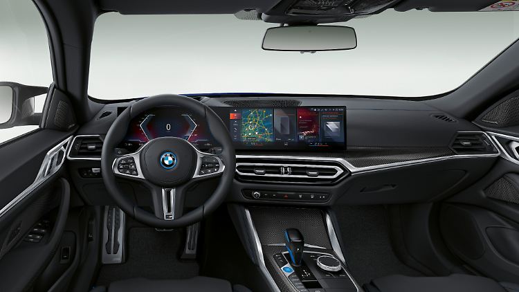 Das Cockpit des BMW i4 M50 gleicht bis auf das Lenkrad im Großen und Ganzen dem im Alltagsbruder.