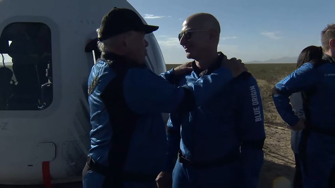 Mit diesem Flug wurde der 90-jährige kanadische Schauspieler der älteste Weltraumtourist,...