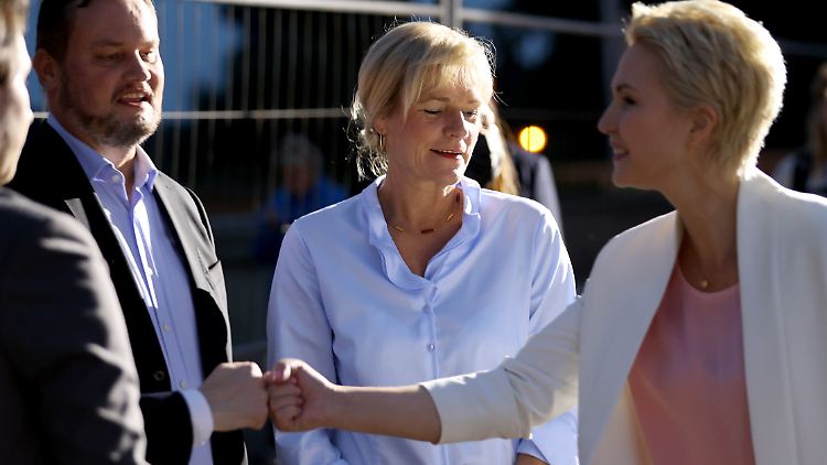 Simone Oldenburg von der Linken mit Manuela Schwesig und FDP-Spitzenkandidat Rene Domke am Wahlabend in Mecklenburg-Vorpommern. 
