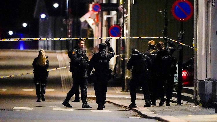 Nach der Tat: Polizisten im Zentrum von Kongsberg.