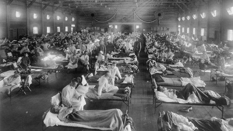 Behelfs-Krankenhaus im US-Bundesstaat Kansas während der Spanischen Grippe.