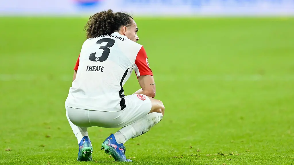 Frankfurts-Arthur-Theate-muss-nach-seiner-Roten-Karte-bei-den-naechsten-beiden-DFB-Pokalspielen-zuschauen