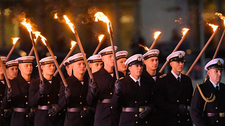 Soldaten beim Zapfenstreich in Berlin.