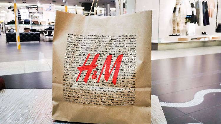 Ende September berichtete etwa die schwedische Modekette H&M von Engpässen bei der Produktion und Logistik.