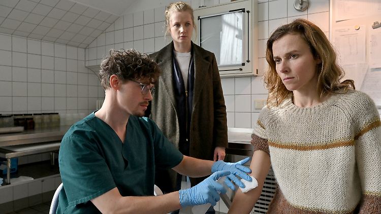 Trägt tödliche Nanobots in ihrem Körper spazieren: Kommissarin Gorniak (Karin Hanczewski, r.).