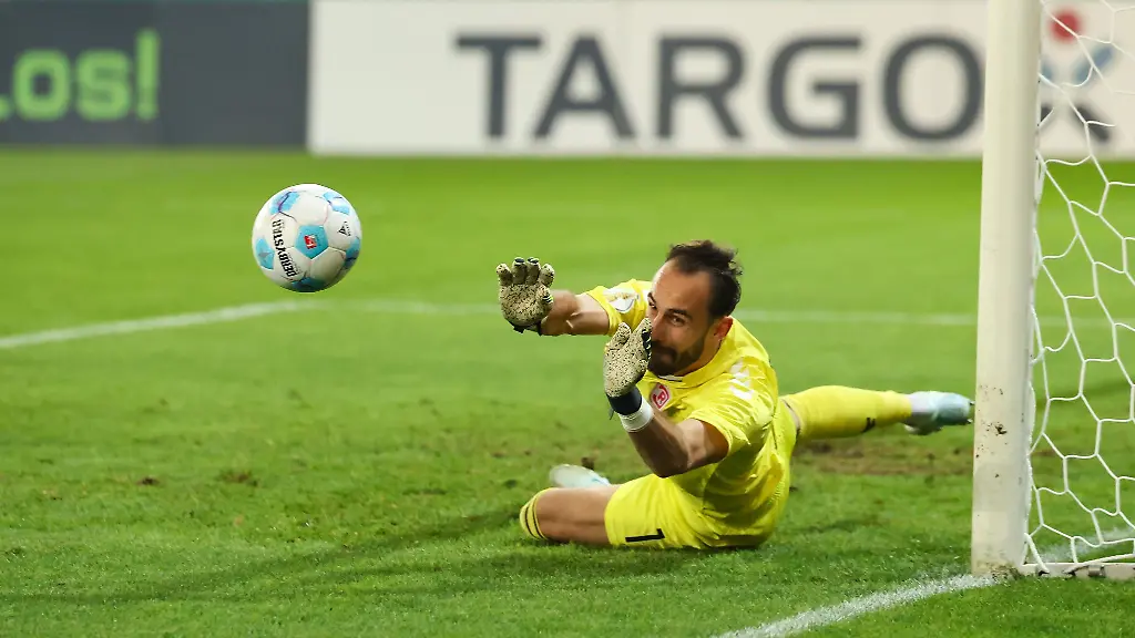 Felix-Gebhardt-in-Aktion-Im-Pokal-gegen-Fuerth-hielt-der-Regensburger-Torwart-alles
