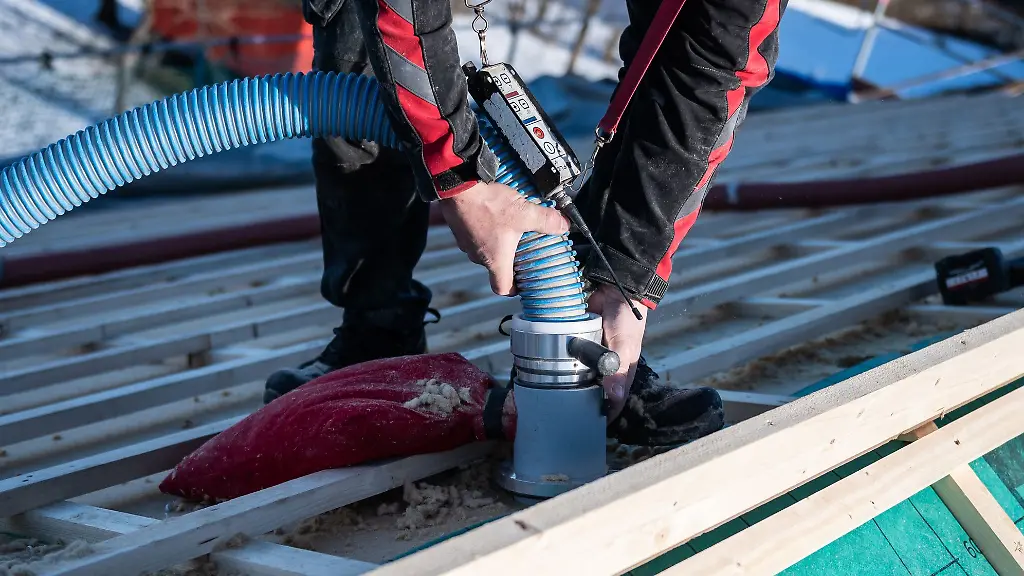 Handwerker-bei-der-Arbeit-an-einem-Dach-Die-Stimmung-auf-dem-Bau-ist-zweigeteilt