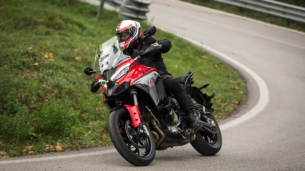 Ducati-Multistrada-V4-S-Action-4