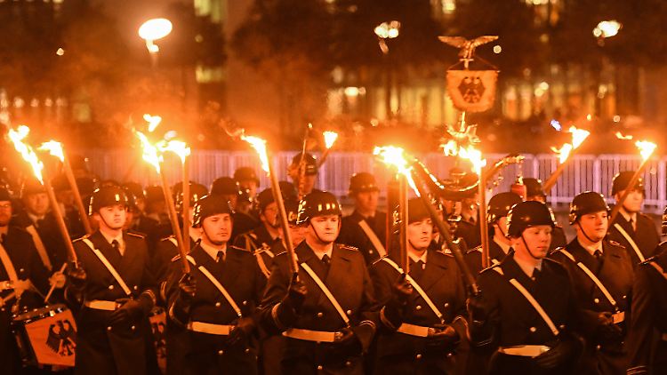 Bundeswehrsoldaten mit Fackeln vor dem Reichstag.
