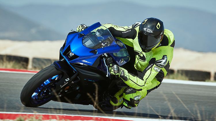 Dass ein Superbike auch mit nur 73 PS funktionieren kann, stellt Yamaha mit der R7 eindrucksvoll unter Beweis.
