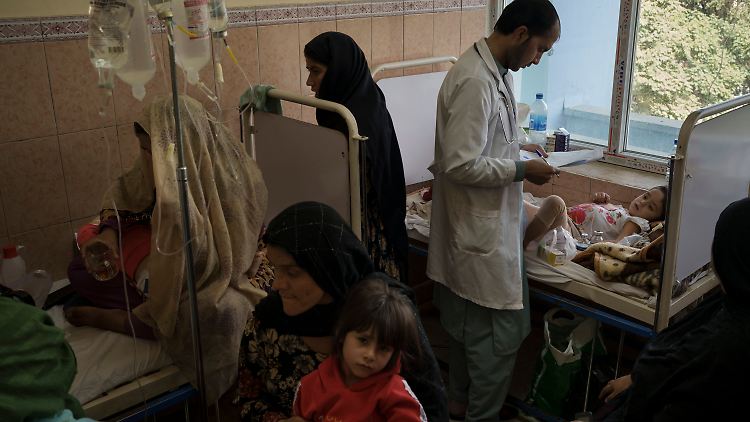 Bilder aus einem Krankenhaus in Kabul. Im Westen Afghanistans mussten Kliniken schließen, weil Ärzte nicht mehr bezahlt werden.