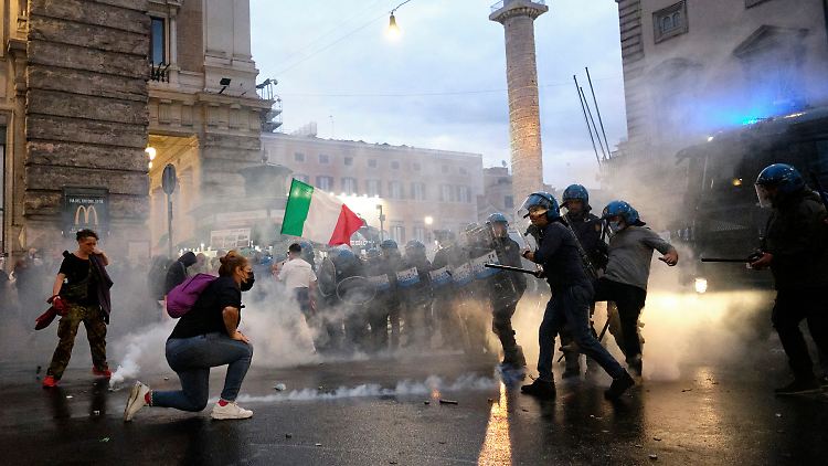 In Rom geraten bei Protesten Gegner des Coronapasses mit Polizisten aneinander.