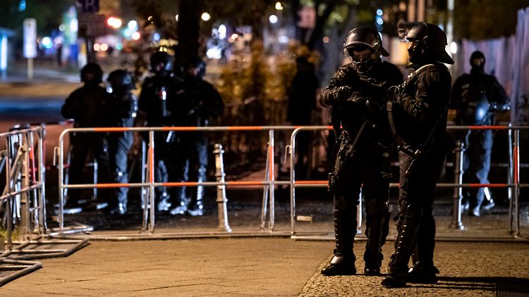 Polizisten haben die Umgebung des Wagencamps abgesperrt.