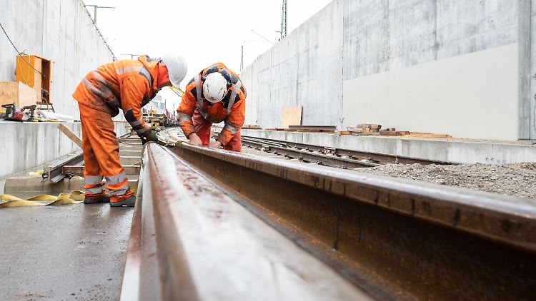 Bei einer Laufzeit bis 31. März 2024 sollen die Bauarbeitenden neben Einmalzahlungen, Tariferhöhungen in diesem und den beiden kommenden Jahren erhalten, wie die Gewerkschaft IG Bau mitteilte.