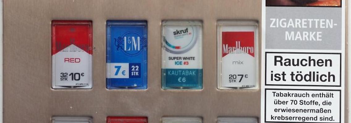 Ein Zigarettenautomat mit dem Warnhinweis "Rauchen ist tötlich". Foto: Soeren Stache/dpa-Zentralbild/ZB/Symbolbild