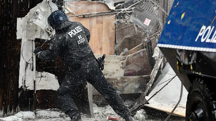 Ein Polizist versucht sich Zugang zum Wagencamp zu verschaffen.